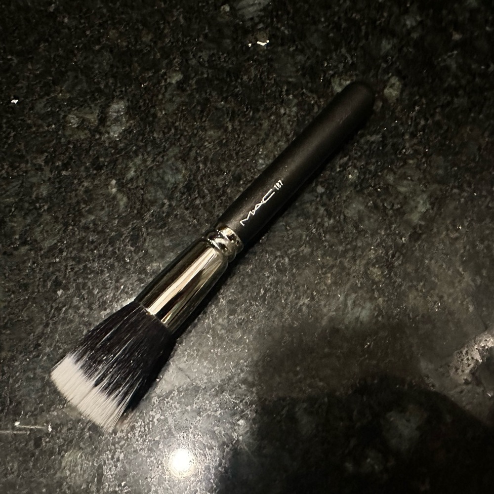 MAC 187 Natural Goat Hair Duo Fibre Face Brush *Rare*